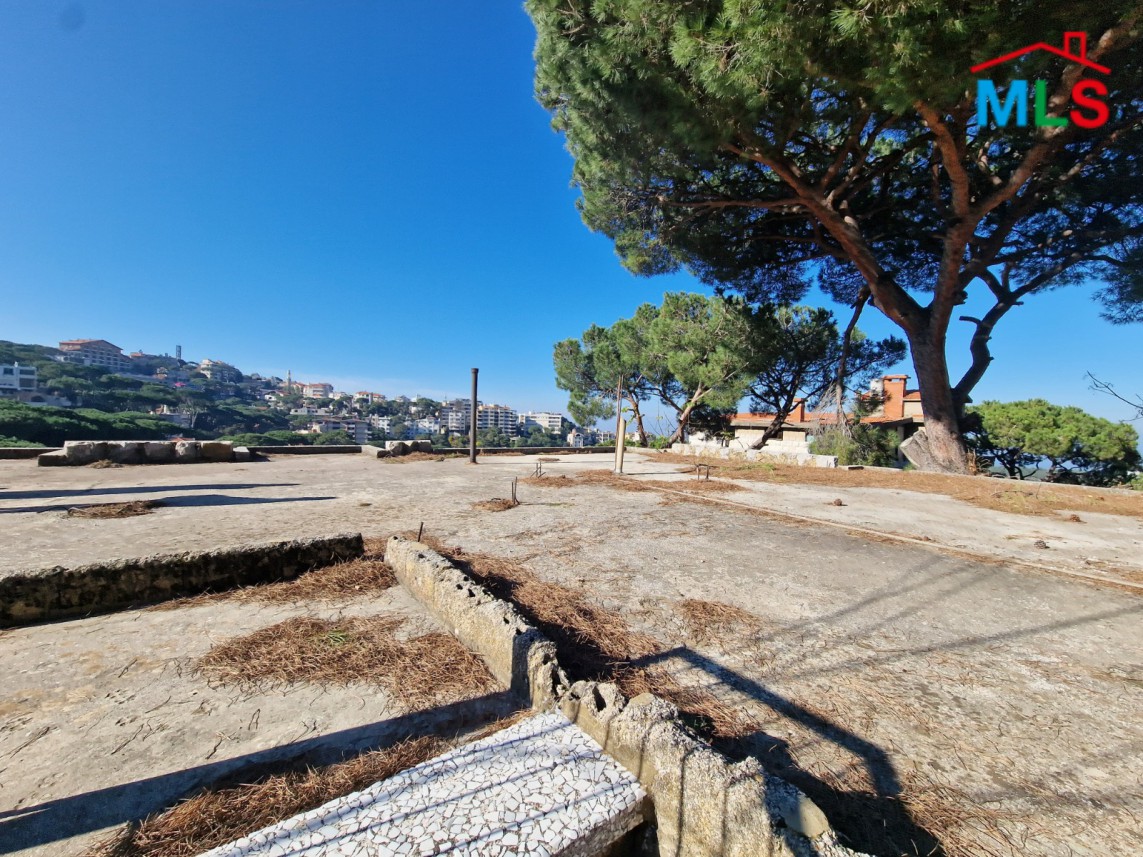 Land with Traditional Lebanese Old Building For Sale in Broumana