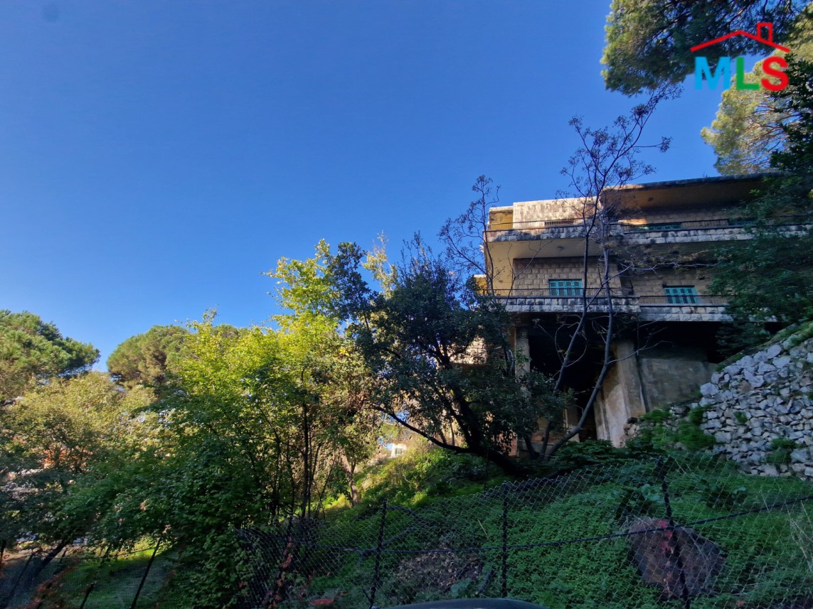 Land with Traditional Lebanese Old Building For Sale in Broumana