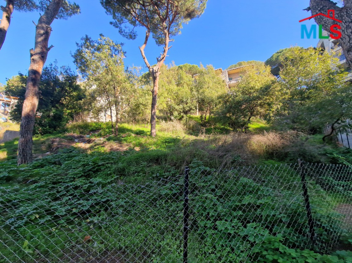 Land with Traditional Lebanese Old Building For Sale in Broumana