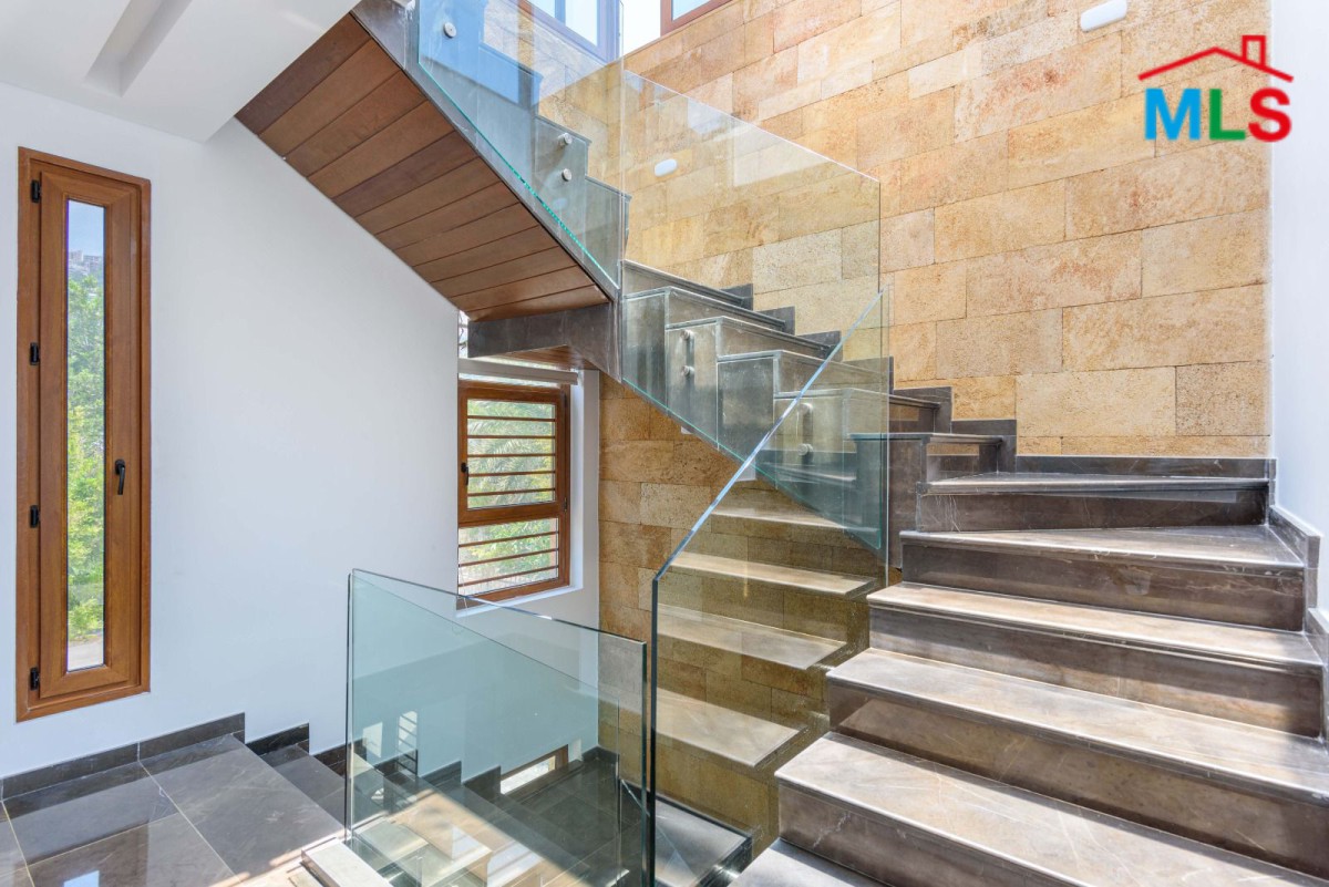 High-End Villa for Sale in Halat