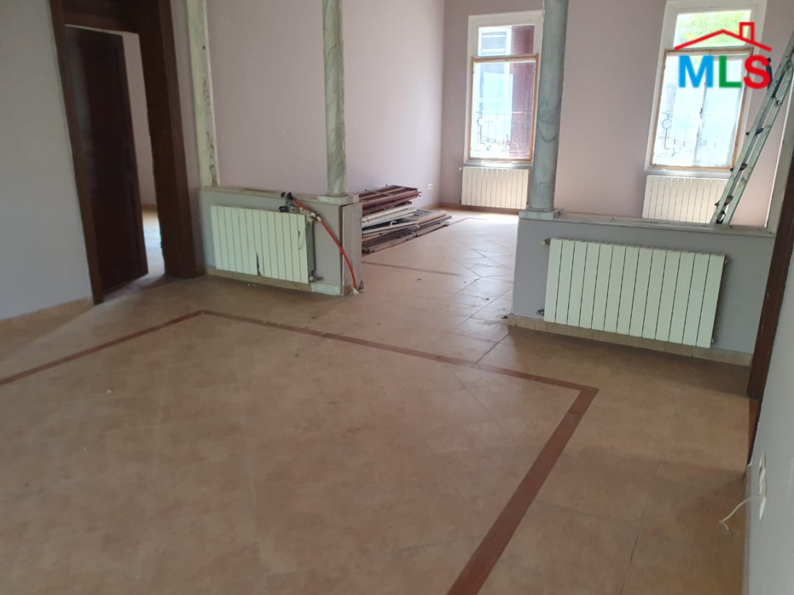Building of 3 Floors with Front Garden for Sale in Achrafieh