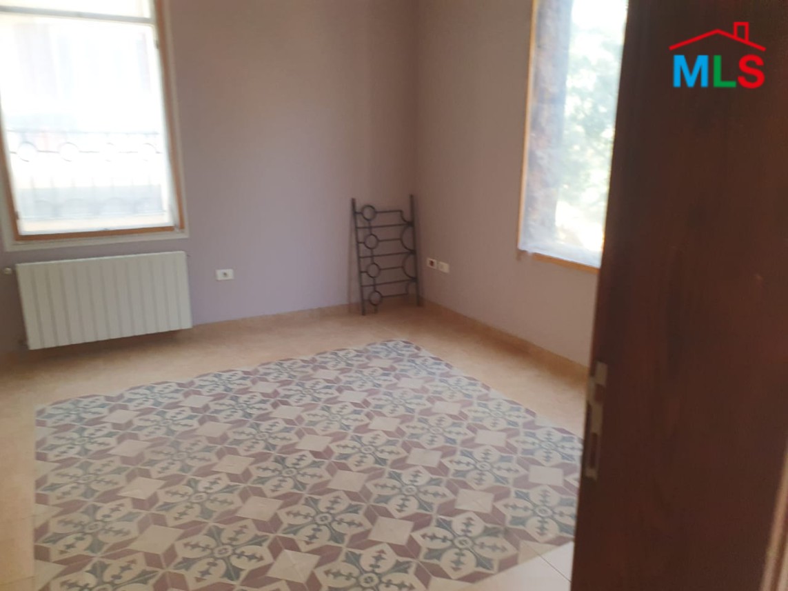 Building of 3 Floors with Front Garden for Sale in Achrafieh